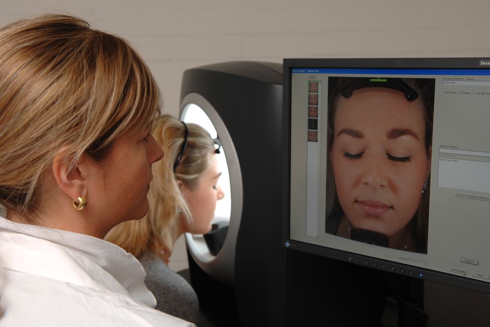 
Standardized, high resolution imaging of the face