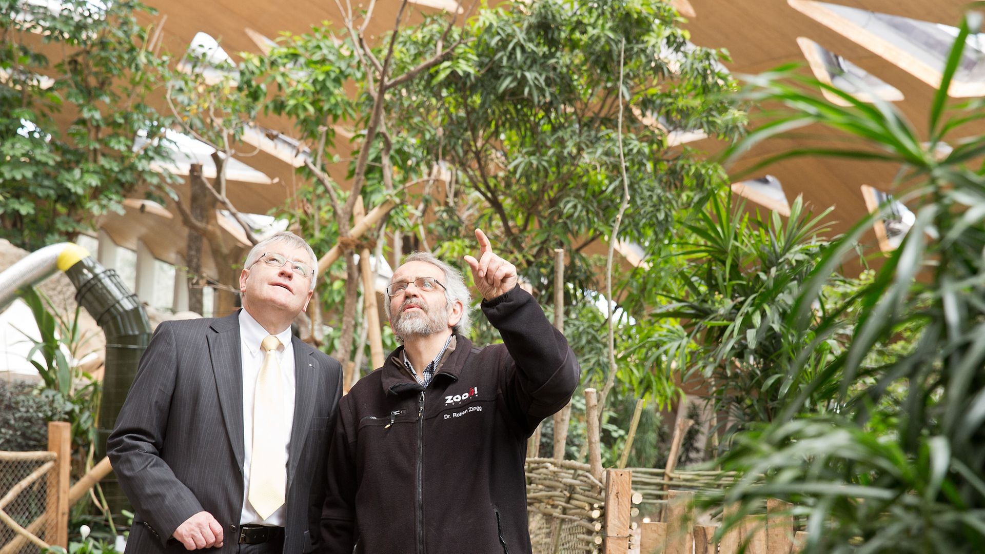 Walter Stampfli (Henkel) und Robert Zingg (Zoo Zürich) begutachten das fertiggestellte Dach des Elefantenhauses.