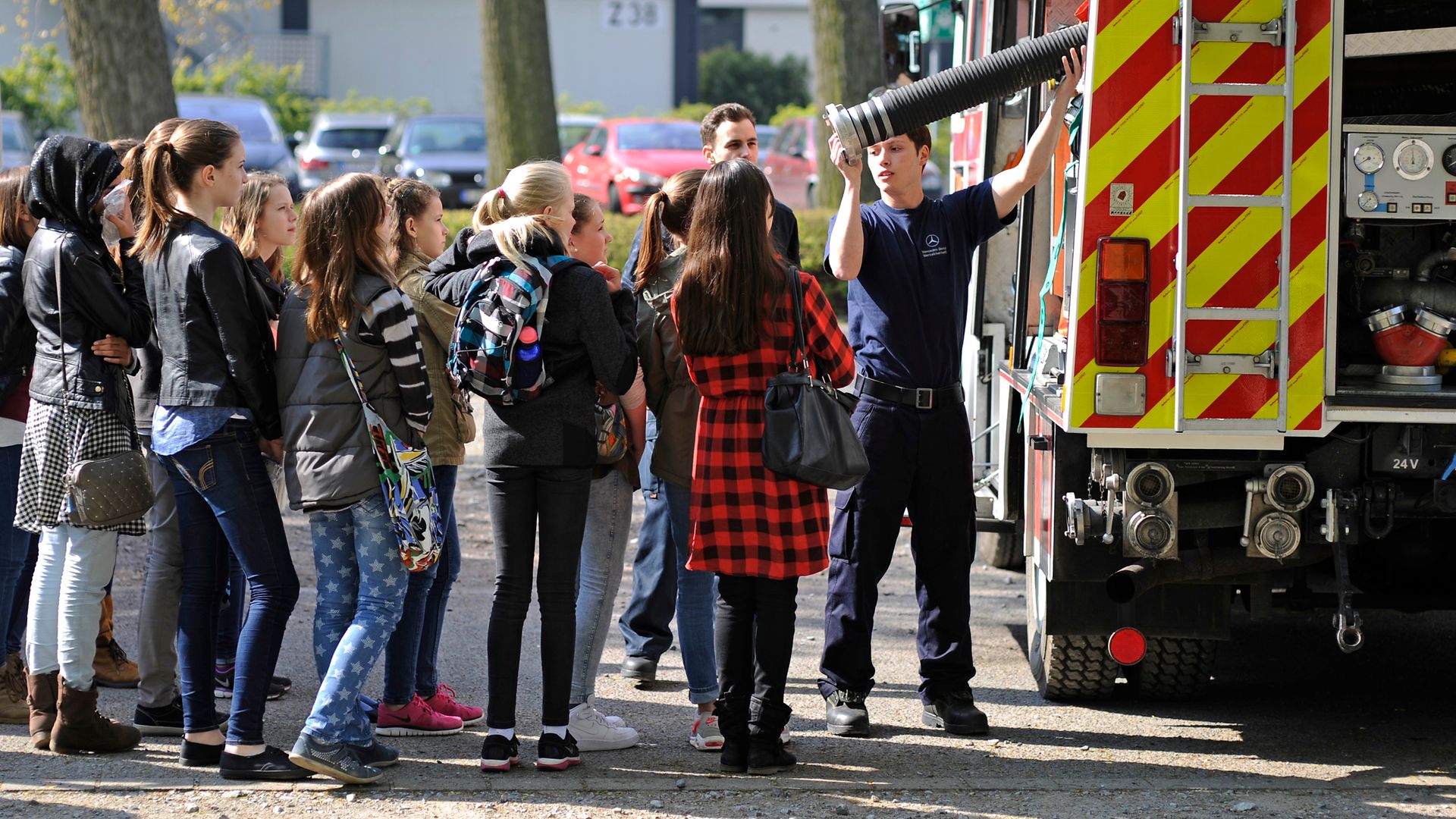 Bei der Werkfeuerwehr konnten die Schülerinnen einen Feuerwehrwagen erkunden.