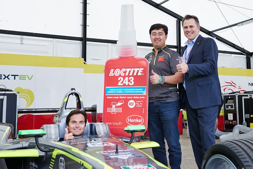 Uwe Philipps, Business Director bei Henkel Adhesive Technologies (rechts), mit NEXTEV TCR Team-Chef Steven Lu (Mitte) und Erfolgsfahrer Nelson Piquet jr.