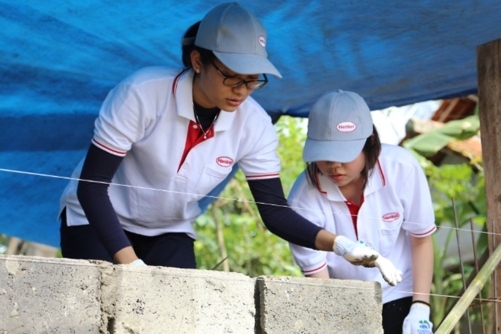 Henkel employees working with Habitat for Humanity in Indonesia