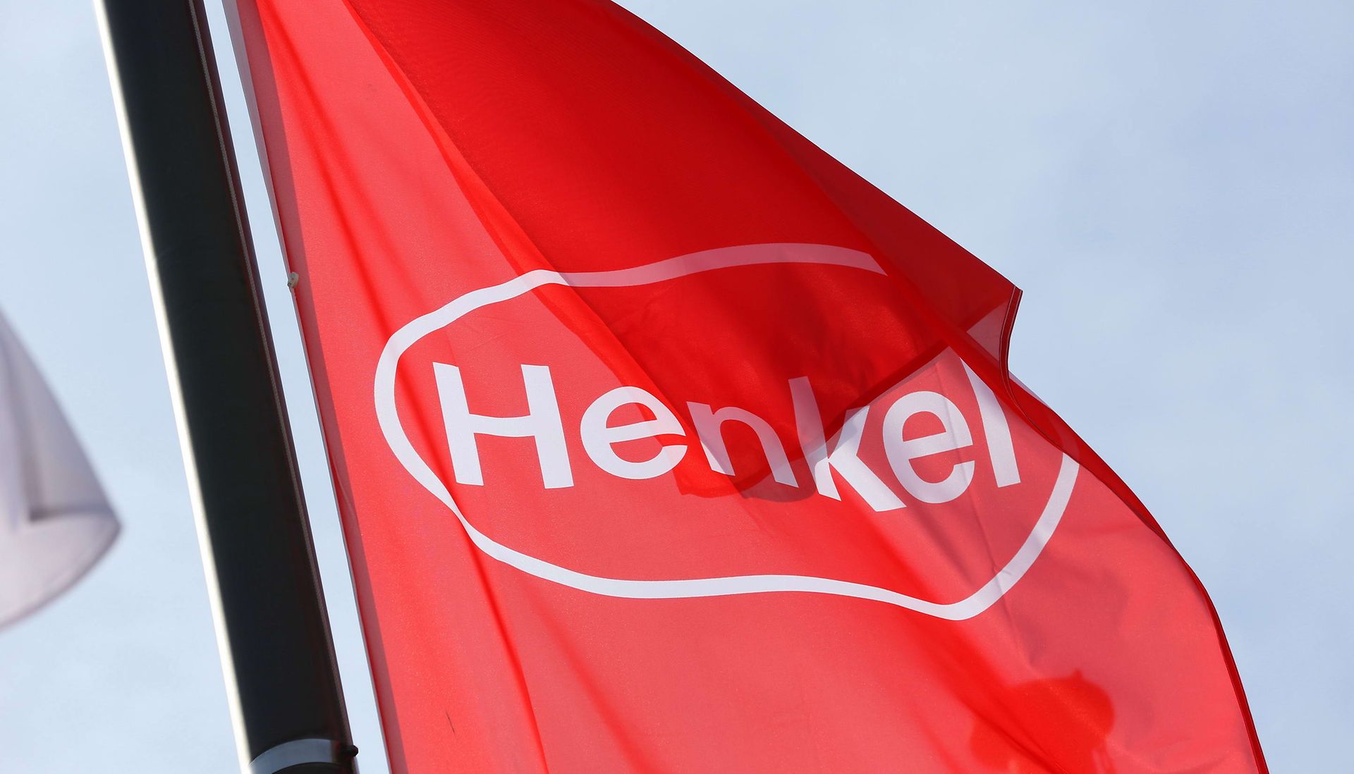 Drapeau rouge avec logo Henkel