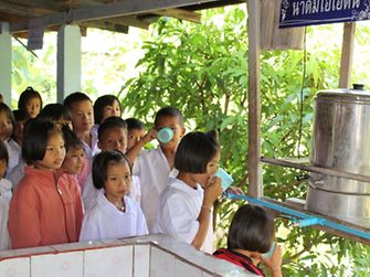2013-10-01 Bringing clean water to the hill tribe children-TH-3