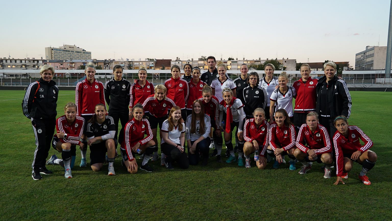 The German national women’s team with the two young girls from Hamburg 