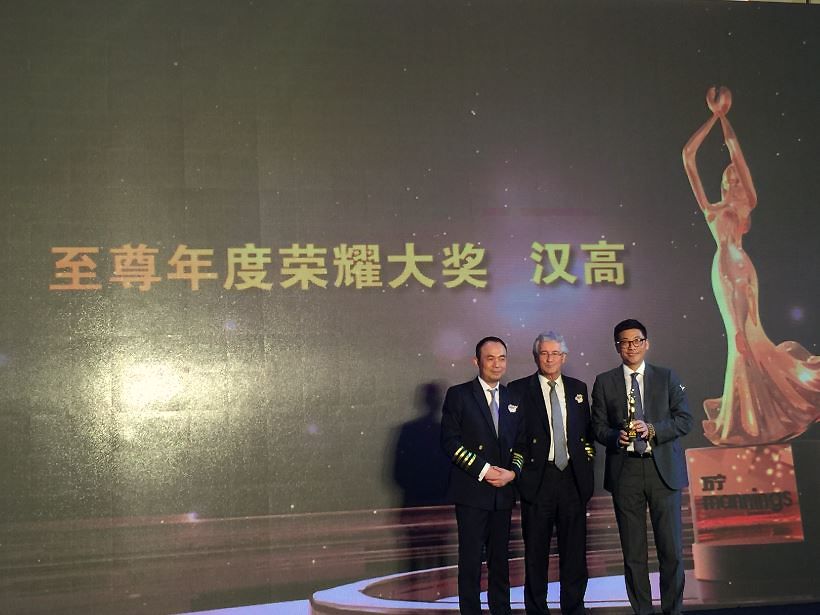 James Wang, General Manager, Henkel Beauty Care Greater China Retail (right) accepts “Best Supplier of the Year” Award