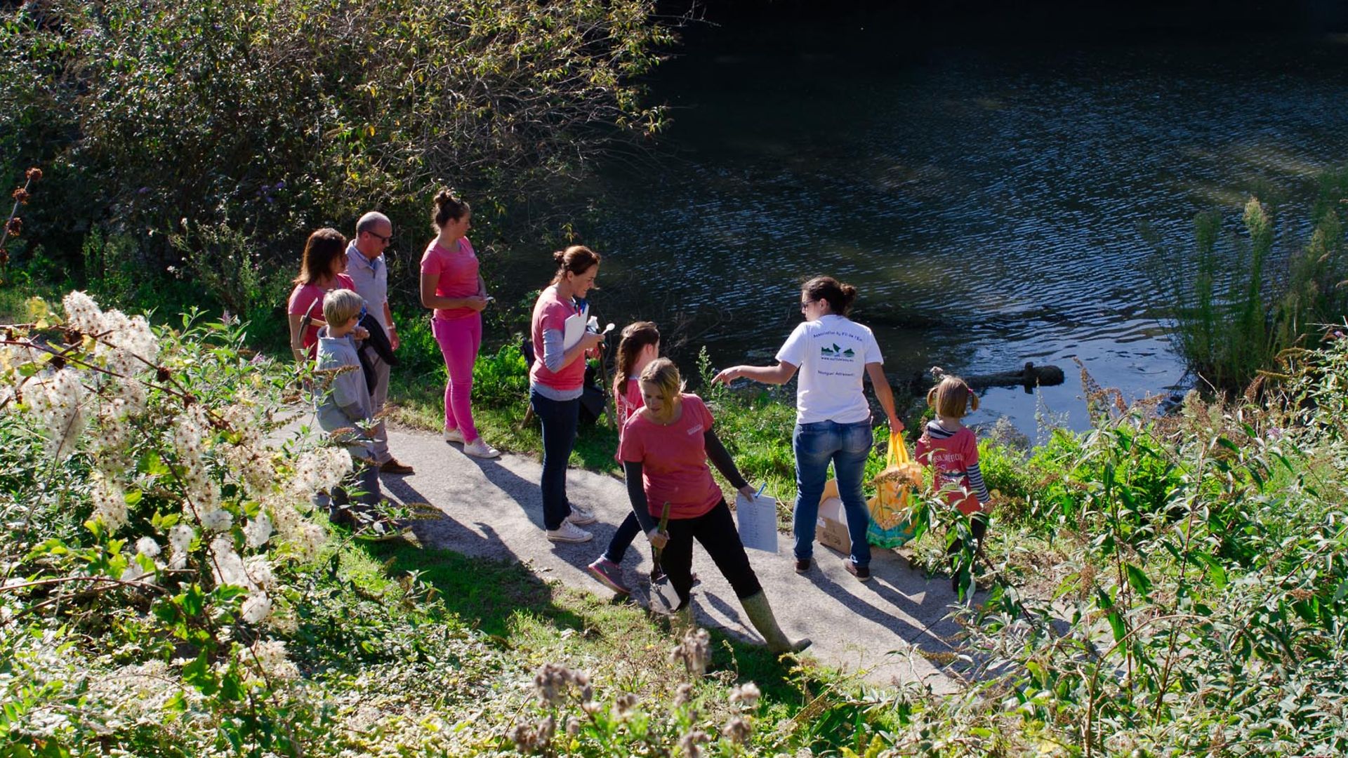 Henkel France employees taking part in project to restore biodiversity along the Seine riverside 