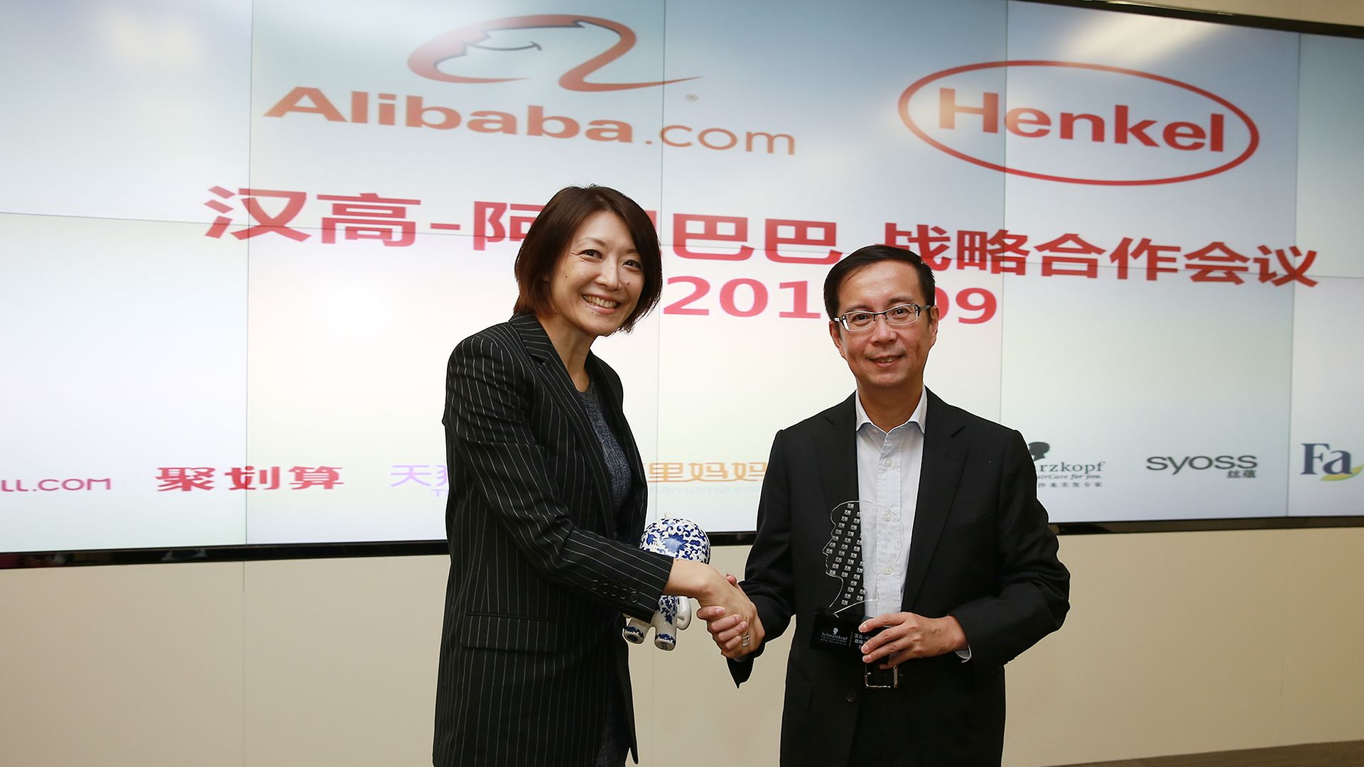Michelle Cheung, Corporate Senior Vice President Henkel Beauty Care Asia Pacific and APAC President, and Alibaba CEO Yong Zhang