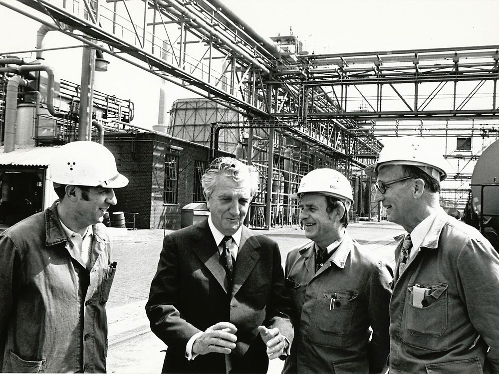 
Dr. Konrad Henkel with employees in the production on the Düsseldorf site (1976)
