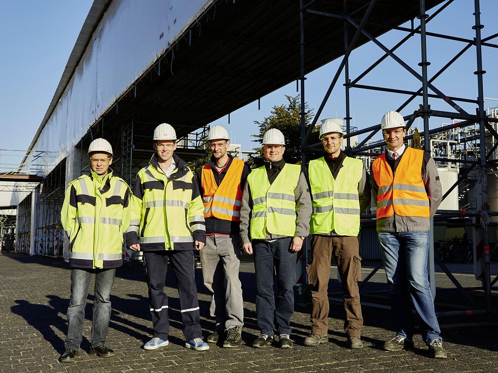 The Henkel team with a piping bridge of the Düsseldorf main plant
