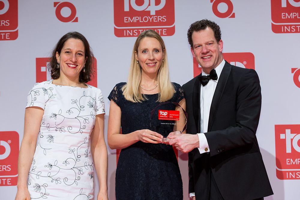 David Plink, CEO des Top Employer Institute hands over the award for Henkel to Dr. Lena Christiaans, Head of Corporate Employer Branding & Recruitment, and Nora Schoenthal, Head of Talent, Leadership & Learning (left).
