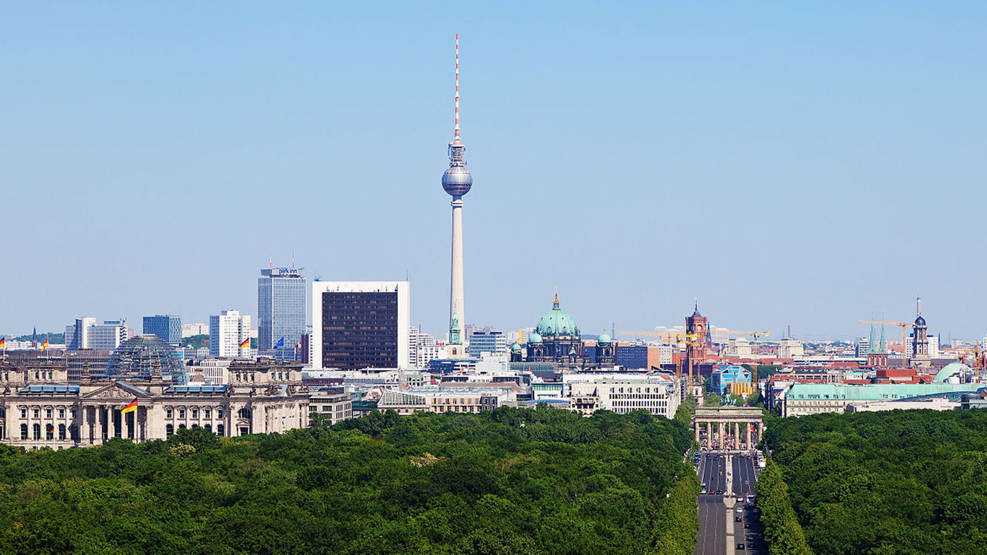 The formula E race in central Berlin took place in beautiful sunshine.