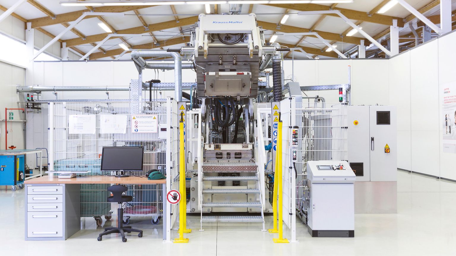 HP-RTM machine in the composite test center