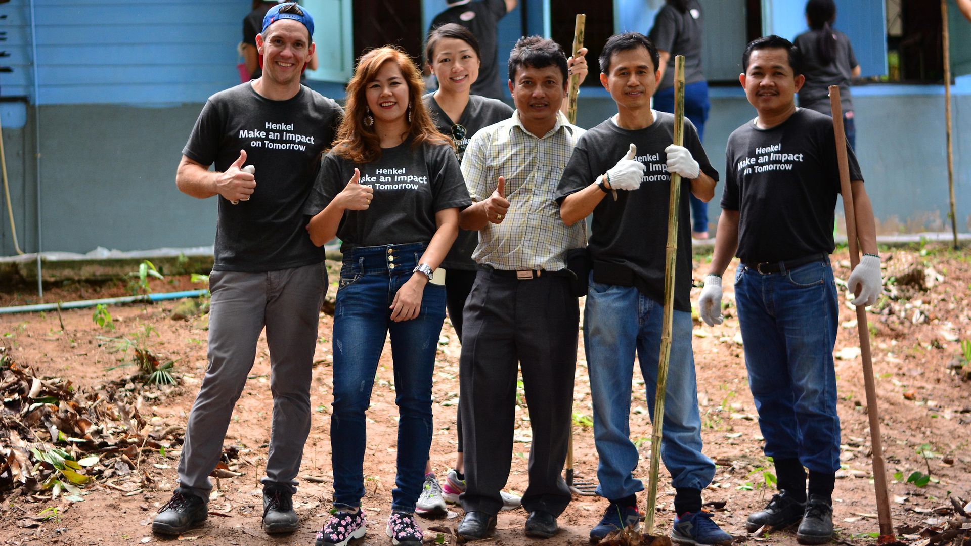 The team at the Ban Kan Khoa Thaen School 