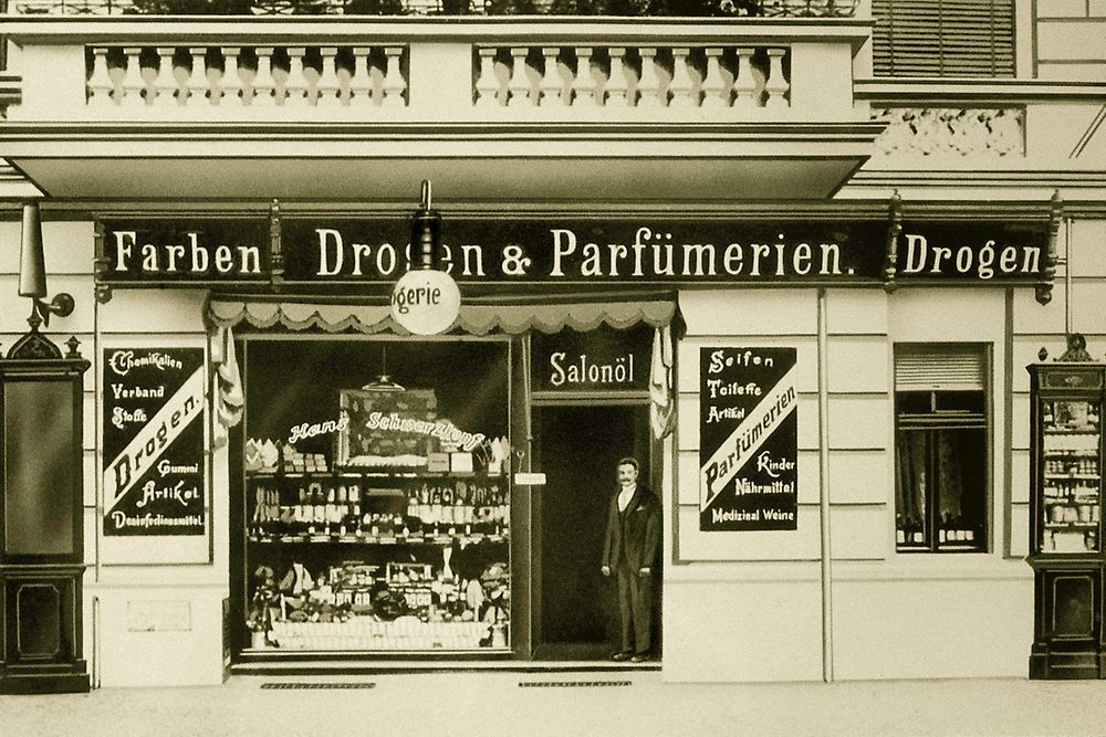 1898: Hans Schwarzkopf and his wife Martha took over a drugstore in Berlin-Charlottenburg