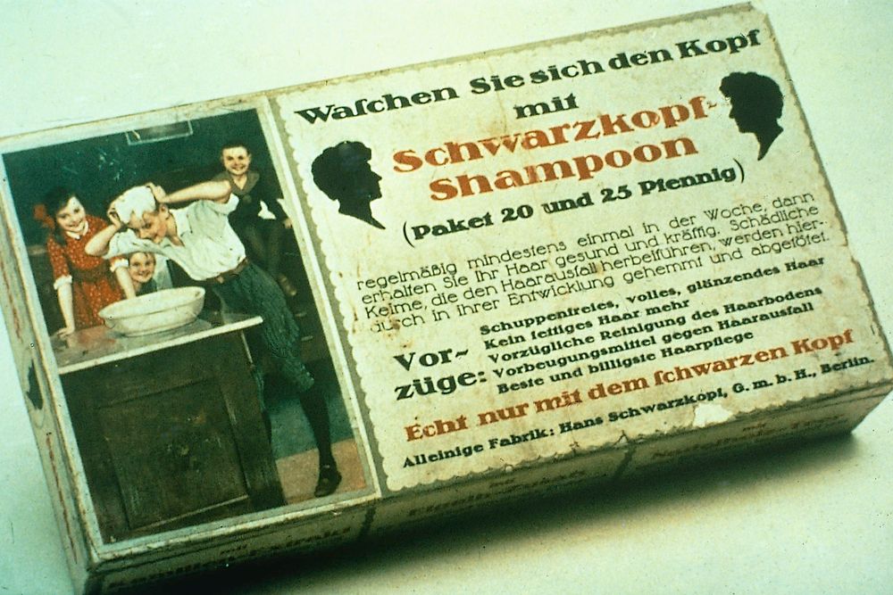 1903: Shampoon, the first Schwarzkopf powder shampoo in Germany