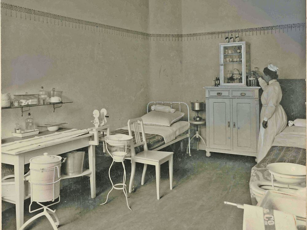 1910: Hugo Henkel established the first infirmary on the upper floor of the administration building. 