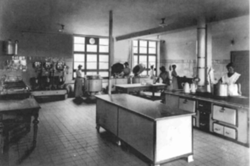 1915: At the Henkel premises, a modern factory canteen was opened - with the capacity of 1,000 meals. 