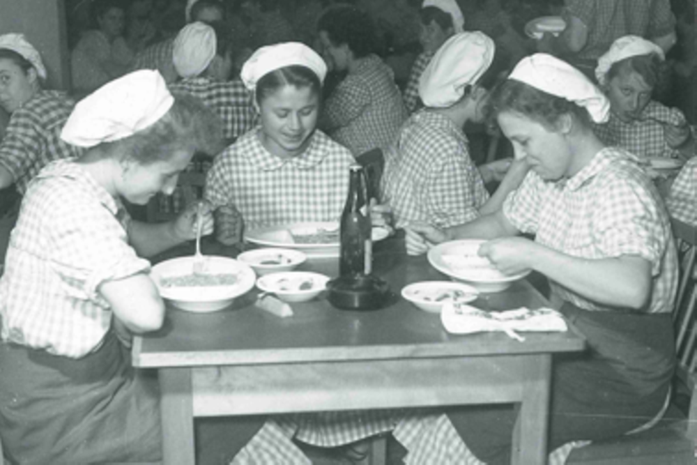 1951: After the allied occupation, Henkel's gastronomy took back the operation of the canteen. 