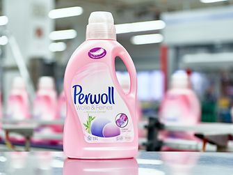 For the first time in Germany, 15% recycled material was used for the packaging of Perwoll Wolle & Feines (Perwoll Wool & Delicates) - a big step towards sustainable packaging and a circular economy.