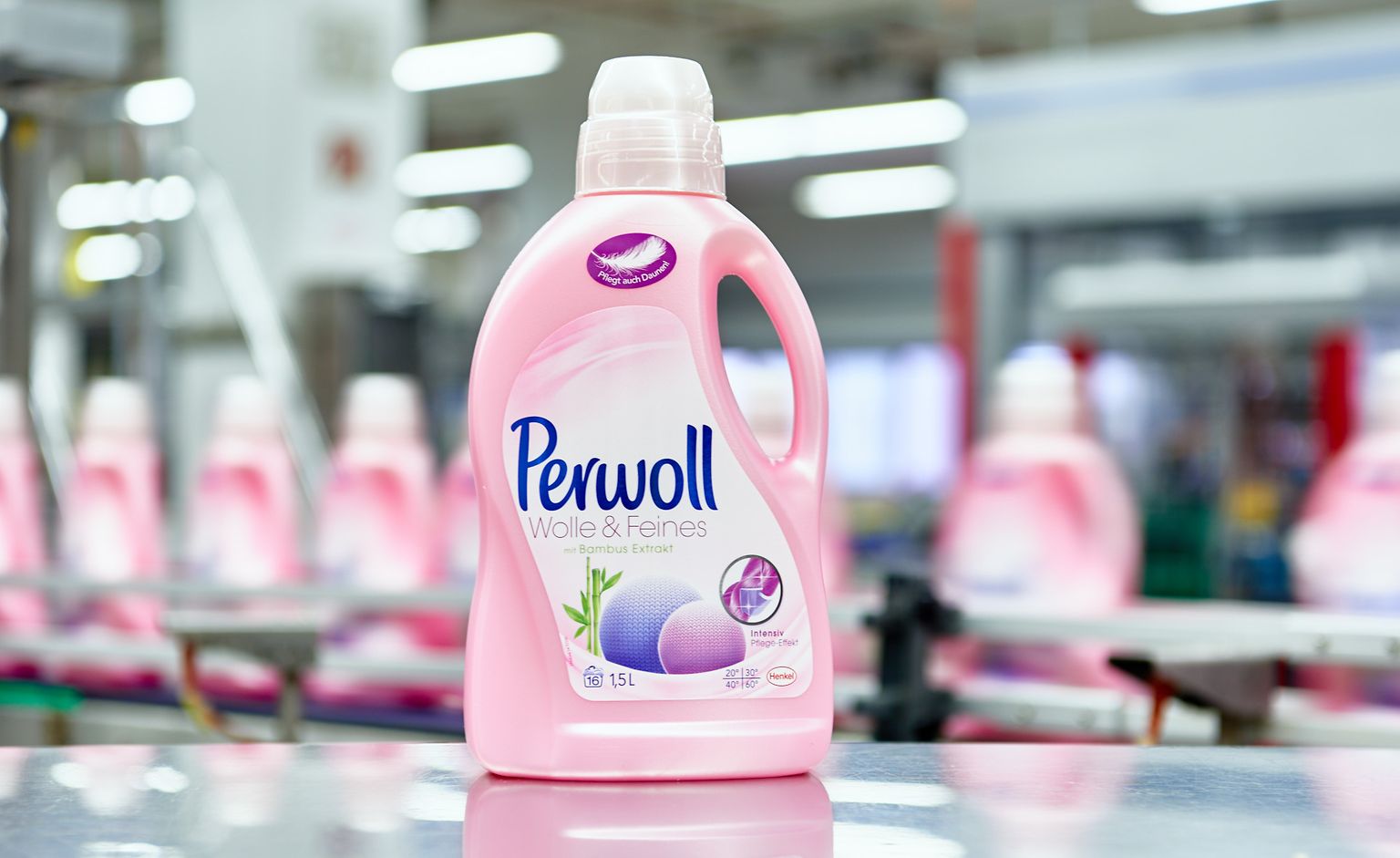 
For the first time in Germany, 15% recycled material was used for the packaging of Perwoll Wolle & Feines (Perwoll Wool & Delicates) - a big step towards sustainable packaging and a circular economy.
