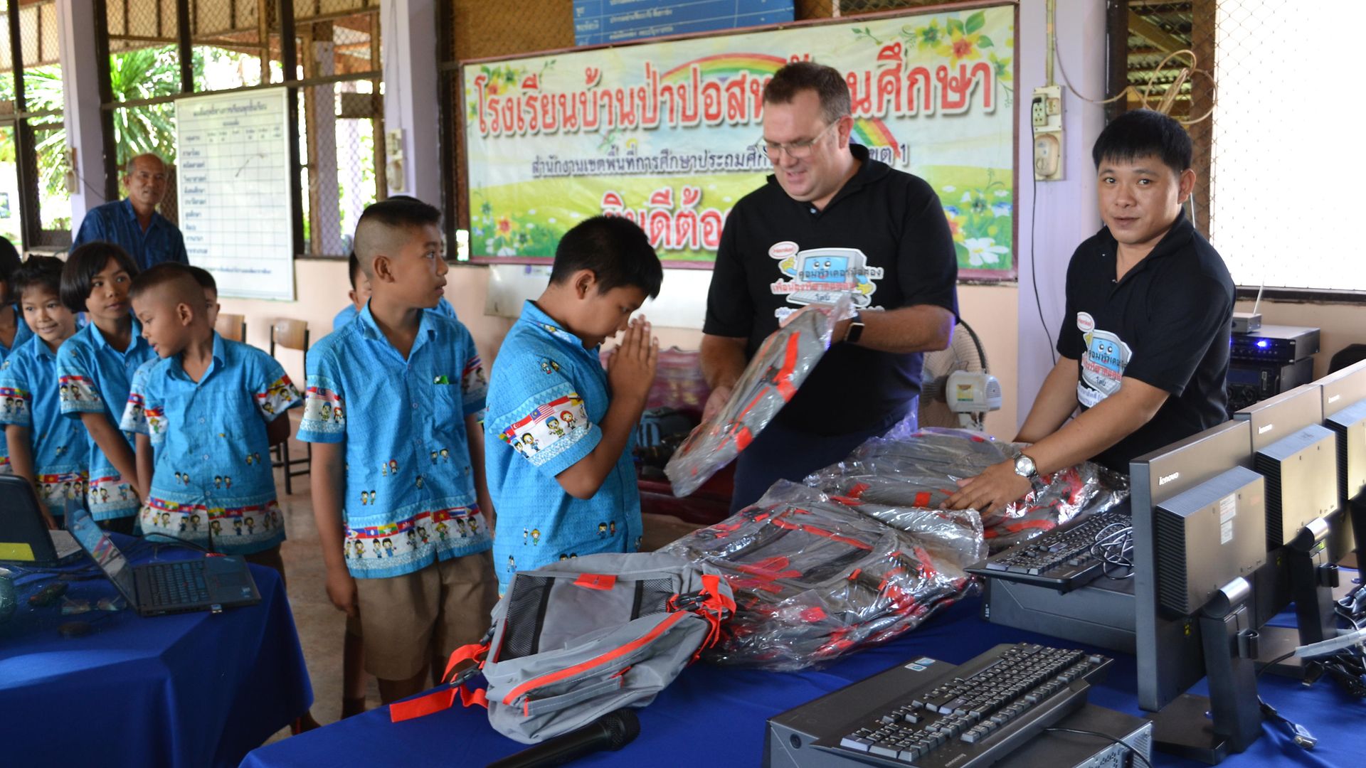 Ben van den Hende, Corporate Vice-President, Supply Chain, Beauty Care, Henkel Asia-Pacific, presenting the computer sets to the children