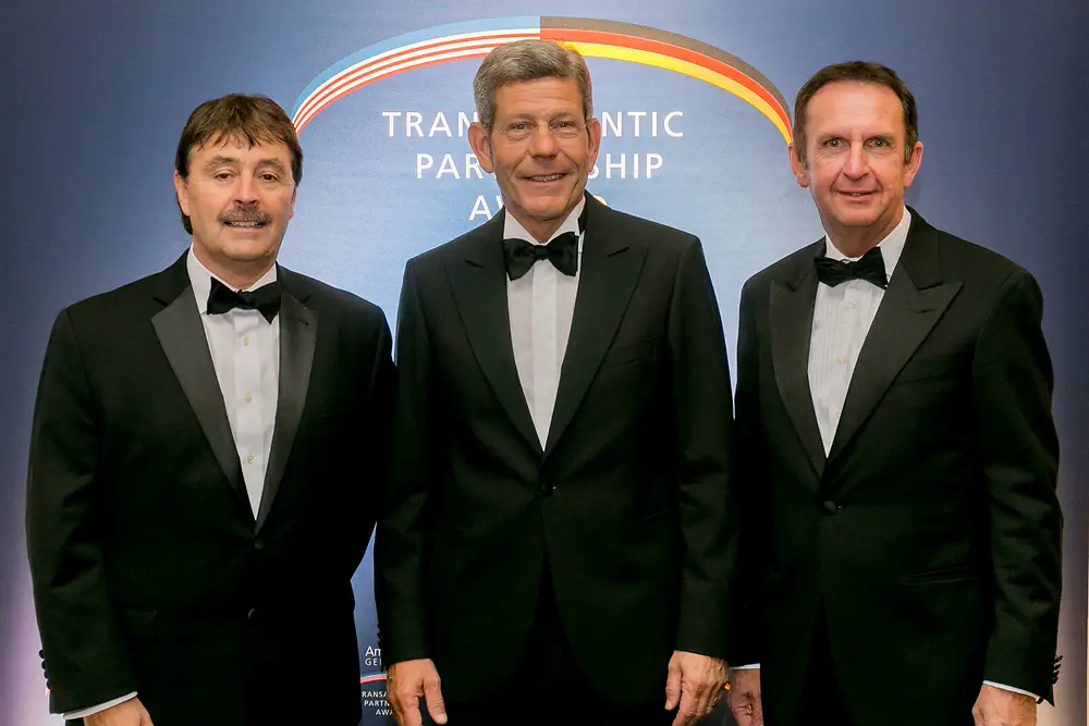 Henkel CEO Hans Van Bylen (r.), Jerry Perkins (l.), Bernhard Mattes