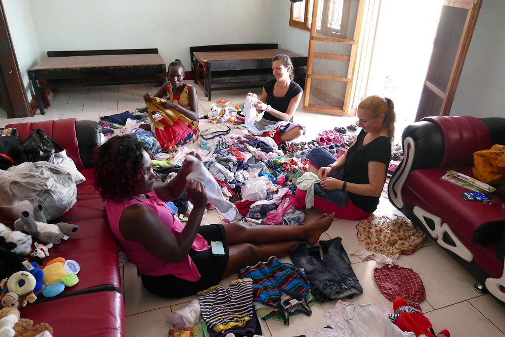 Gabriele Haak, Henkel-employee Silvia Pellegrini from Amsterdam and the caretakers sort the donated clothes