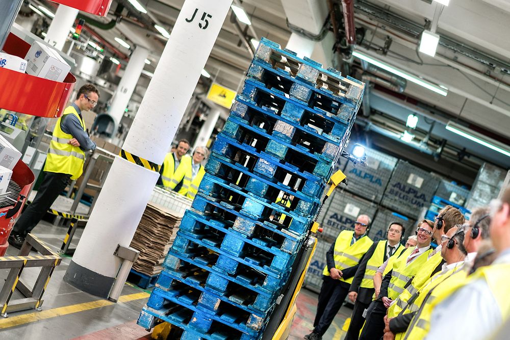 
From the digital reading of production data to self-driving forklifts: Visitors at the Smart Factory Roadshow in Henkel’s detergent production plant got to witness how the company implements Industry 4.0.