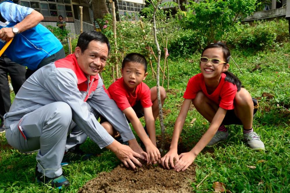 Tom Lo and his colleagues from Henkel in Taiwan are planting “Trees of Hope” together with school kids.