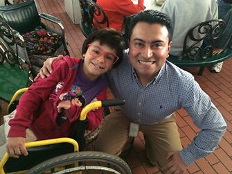 Mauricio Sandoval from Henkel Colombia with little Paula from the “Hogar Luz y Vida” foundation.