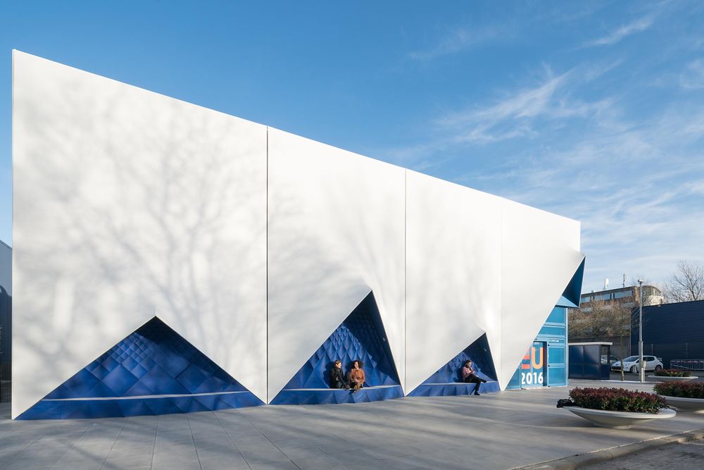 Mobile conference building in Amsterdam: The blue fassade was created using 3D printing.