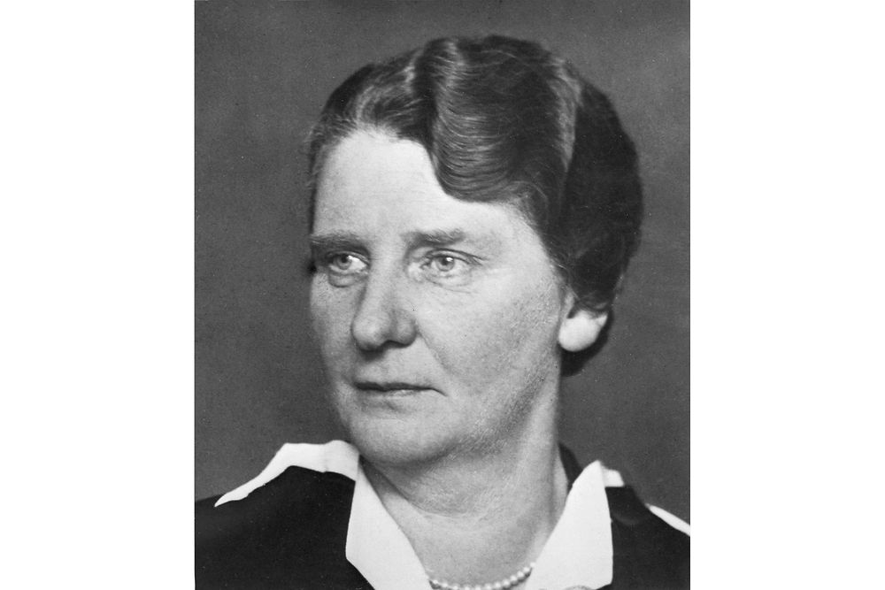 
During the First World War, she led a 100-bed hospital, which had been set up by the Henkel family to care for wounded soldiers. In 1941, Emmy Lüps died at the age of 57 years.