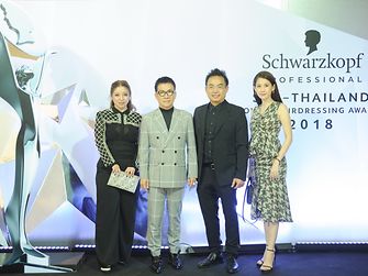 คุณธีรศักดิ์ ไตรทิพย์ ผู้จัดการทั่วไป ชวาร์สคอฟ โปรเฟสชั่นแนล ประเทศไทย(ที่3จากซ้าย) ถ่ายภาพร่วมกันกับคุณสมศักดิ์ ชลาชลประธานที่ปรึกษากิตติมศักดิ์ทางด้านภาพลักษณ์ของชวาร์สคอฟ โปรเฟสชั่นแนล ประเทศไทย พร้อมด้วยเซเลบริตี้ชื่อดัง คุณเมษา-วรรณวิไล เตชะสมบูรณ์(ซ้ายสุด) และดาราสาวพลอย- ภัทรากร ตั้งศุภกุล(ขวาสุด) ร่วมแสดงความยินดี