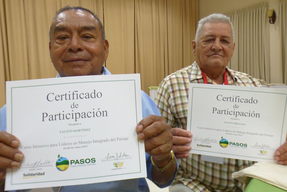 For their dedication to responsible farming, Fausto and his colleagues earned certificates from Solidaridad