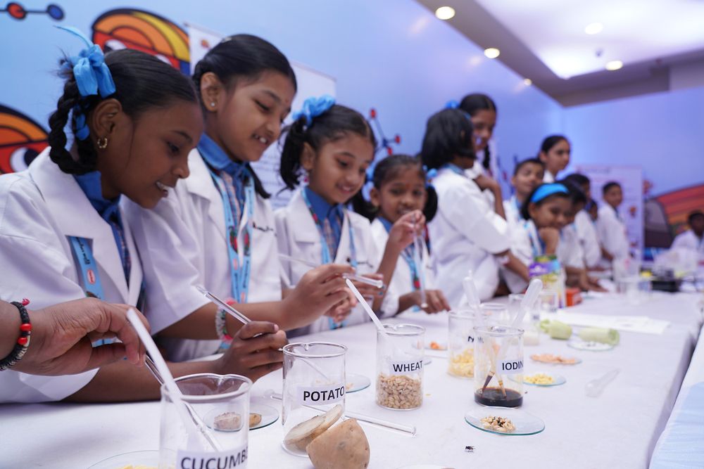
Forscherwelt in Henkel India, schoolgirls in a chemical lab making experiments.
