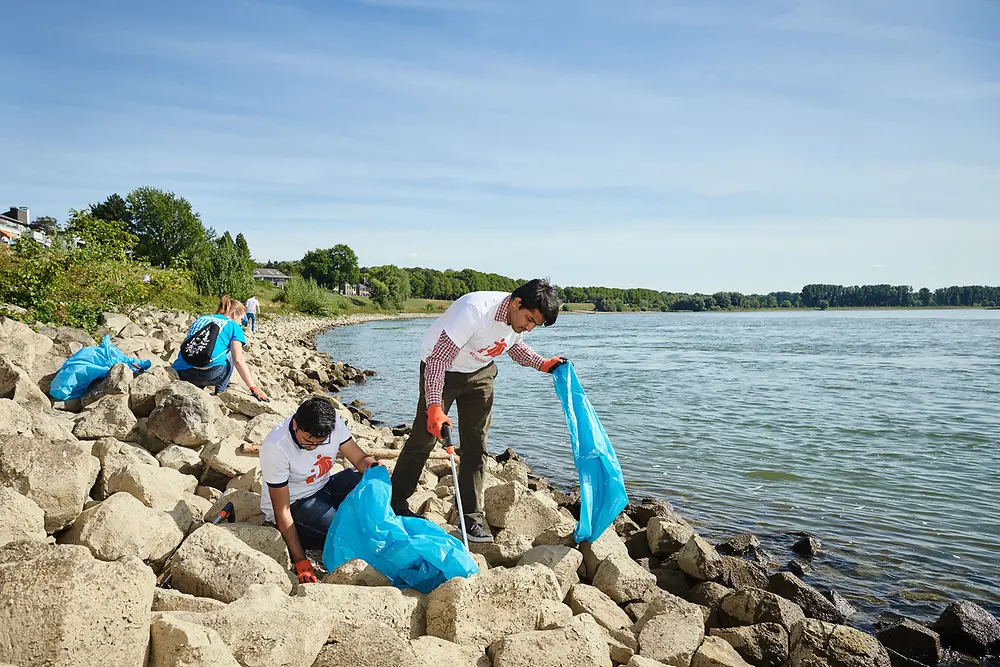 In Germany, Henkel employees collaborate as ‘trashfighters’ at the riverbanks of the Rhine.